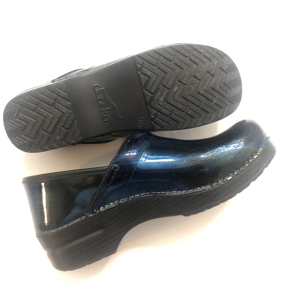 Dansko no slip patents leather nurse clogs - Picture 3 of 7